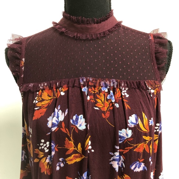 Arizona Jean Company Tops - MAKE ME AN OFER! Flower and lace sleeveless blouse